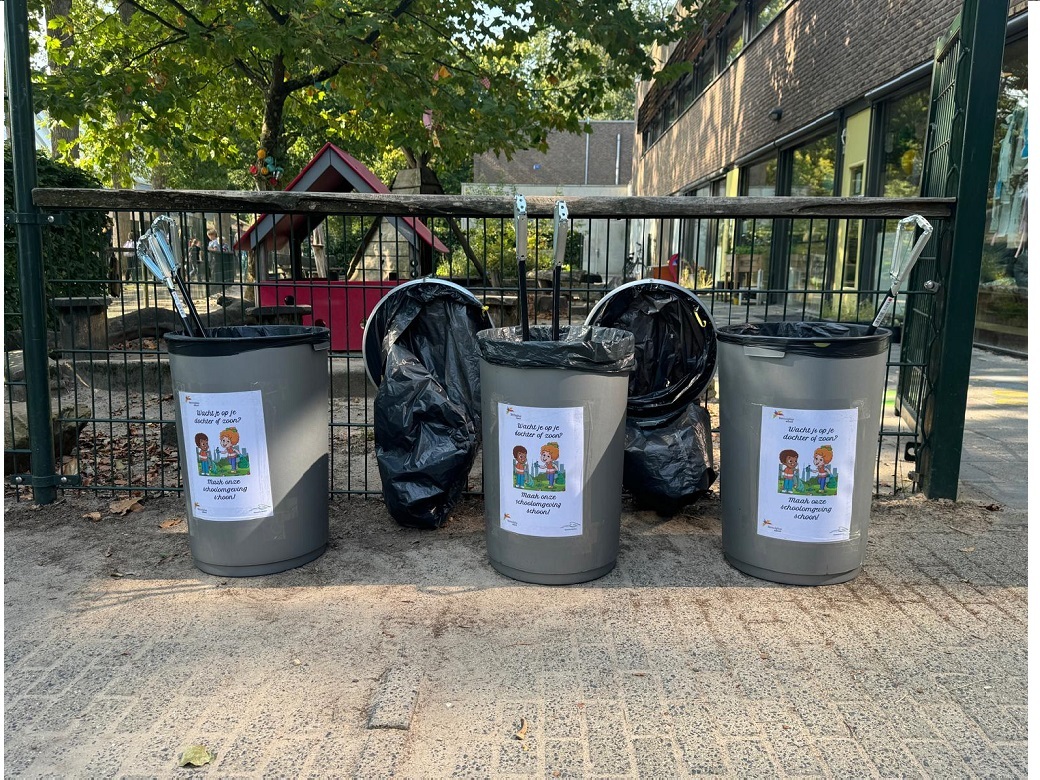 Bernhulpusschool prullenbakken op schoolplein